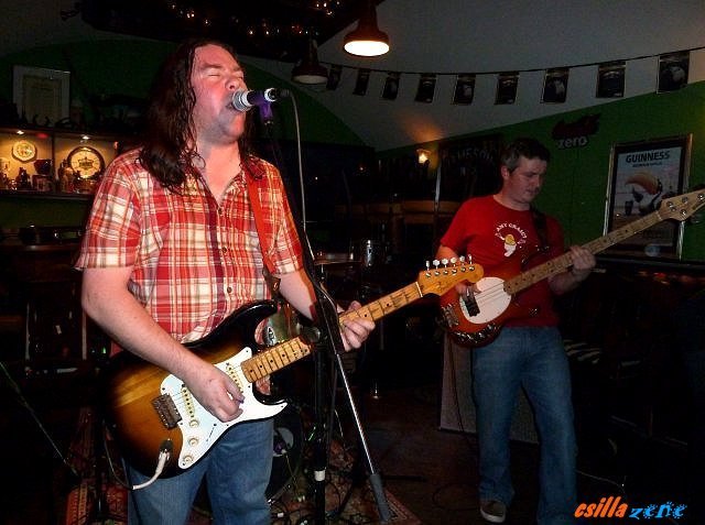 _dave_mchugh_band_at_gunnerys.jpg