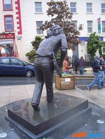 _rory_gallagher_statue3.jpg